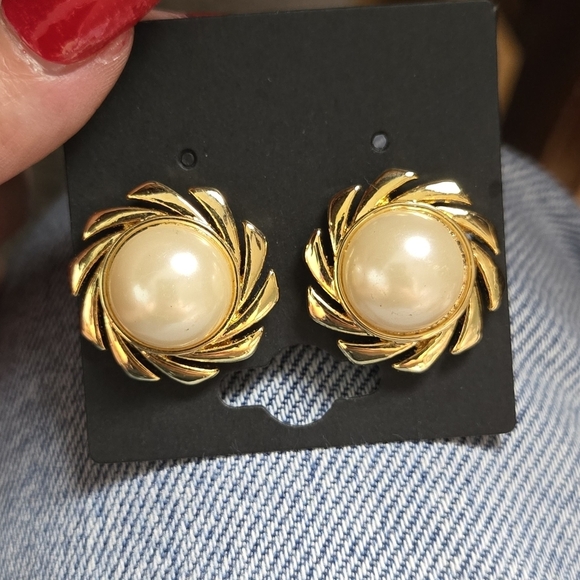 Vintage Gold Tone Fuax Pearl Earrings Clip On Earrings - Picture 11 of 16
